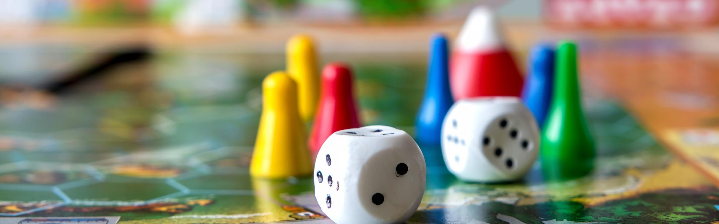 Een spelletje tijdens de spelnamiddagen in de Zedelgemse bib.
