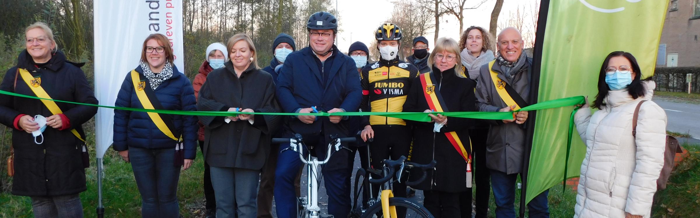 Het lokaal bestuur bij de inhuldiging nieuw fietspad langs Diksmuidse Heirweg in Zedelgem.