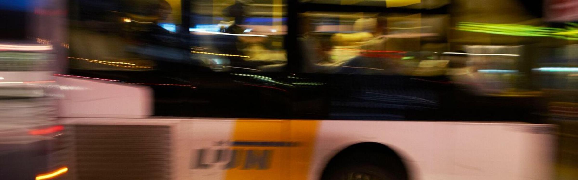 Een lijnbus is aan het rijden op zijn route.