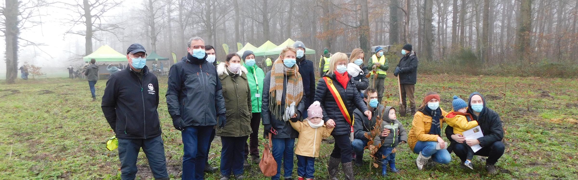 Het lokaal bestuur bij de aanplanting van het geboortebos in Hoogveld.
