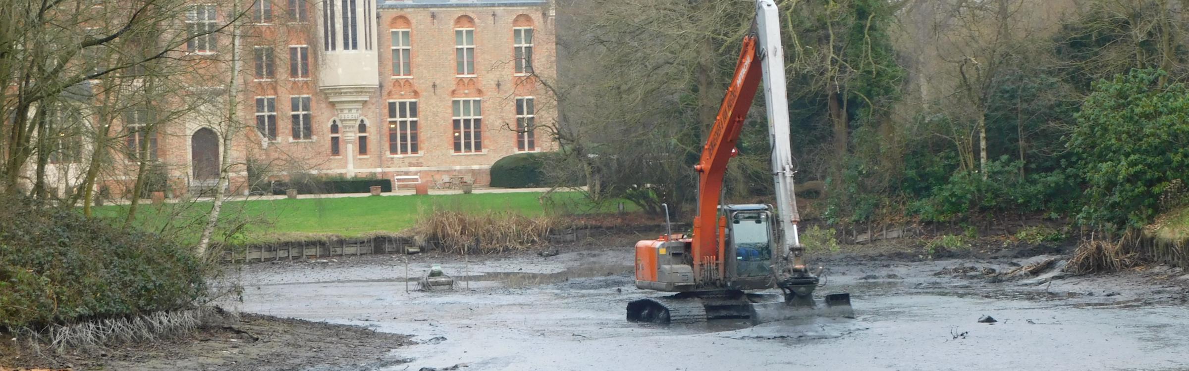 Een graafmachine aan het werken aan het kasteel van Loppem.