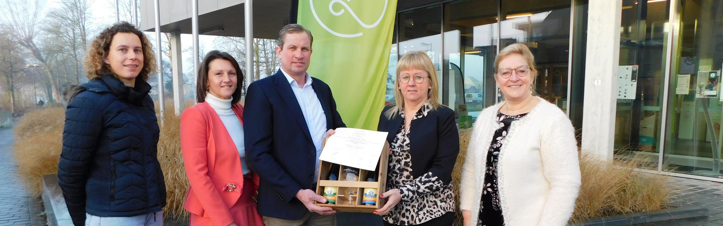 Het lokaal bestuur overhandigt ere-brevet Laureaat van de Arbeid aan Alexander Fierens.