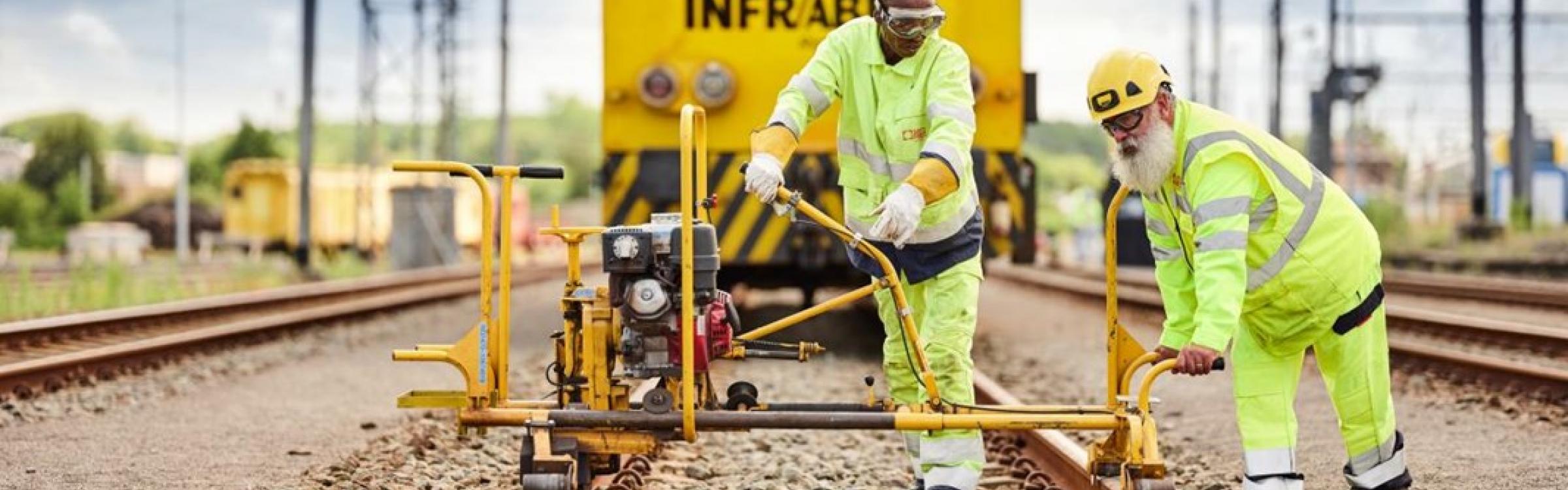Werknemers sluiten het spoor tijdelijk af.