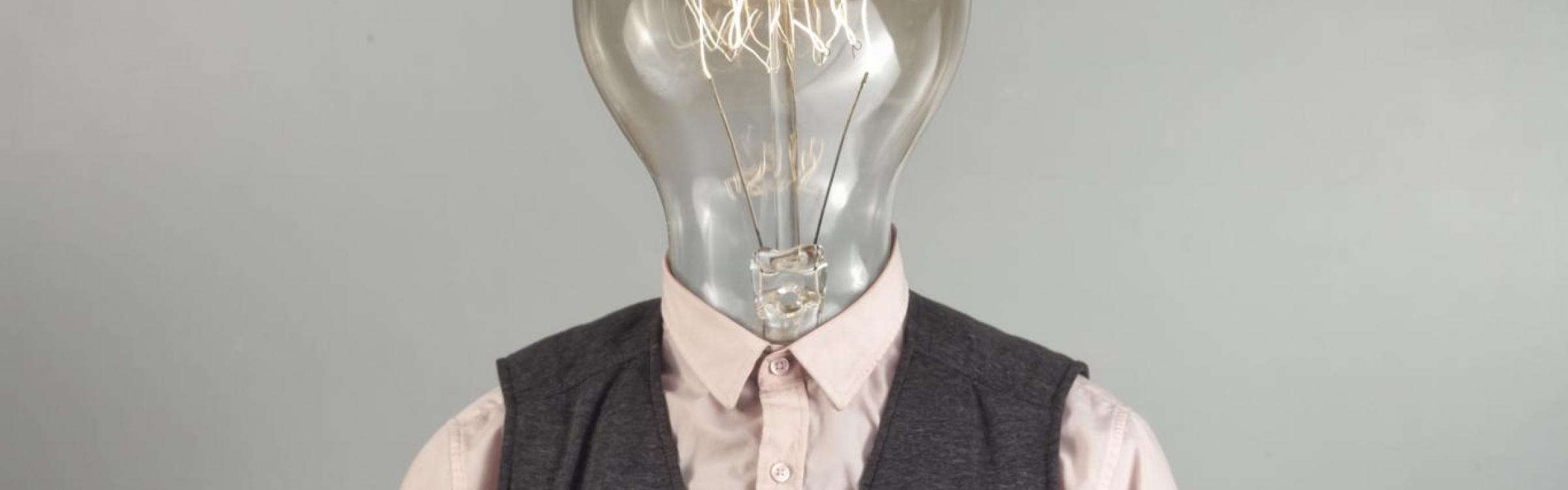 Een man met een lamp als hoofd in teken van de cultuurvoorstellingen.