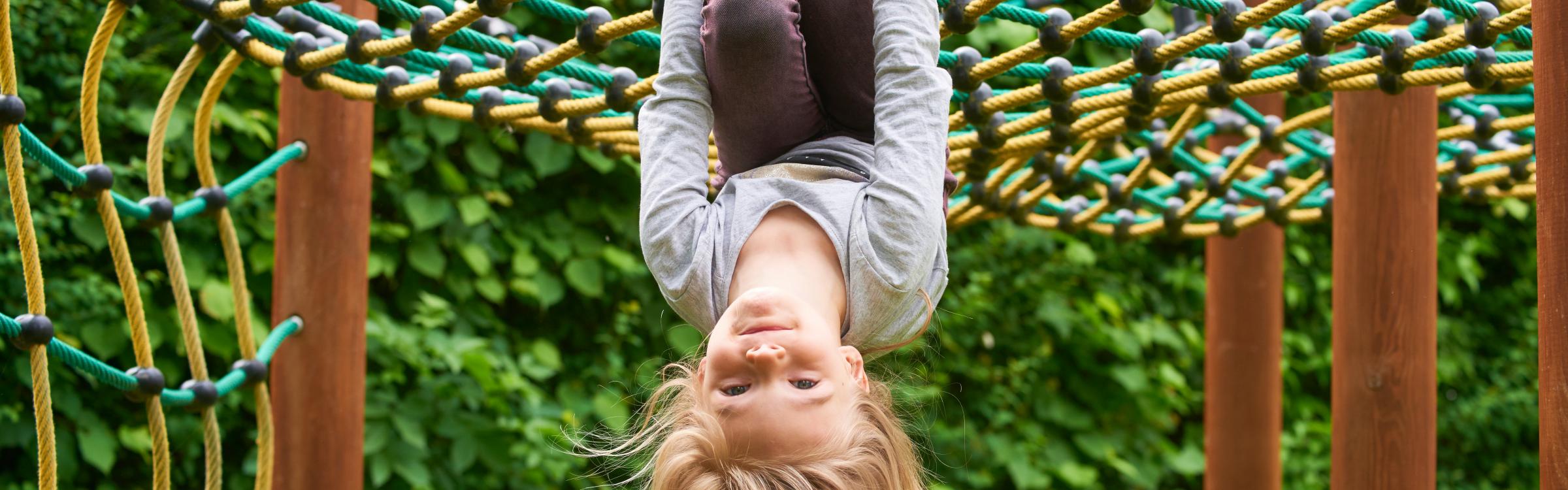 Een kindje aan het spelen in de speeltuin.