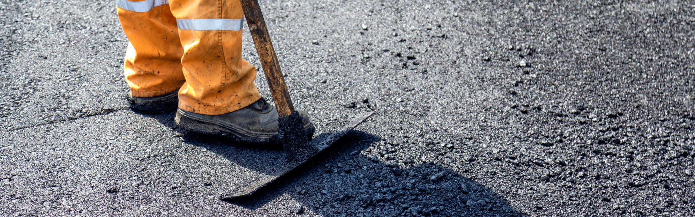 Een werknemer aan het werk in de Brugsestraat.