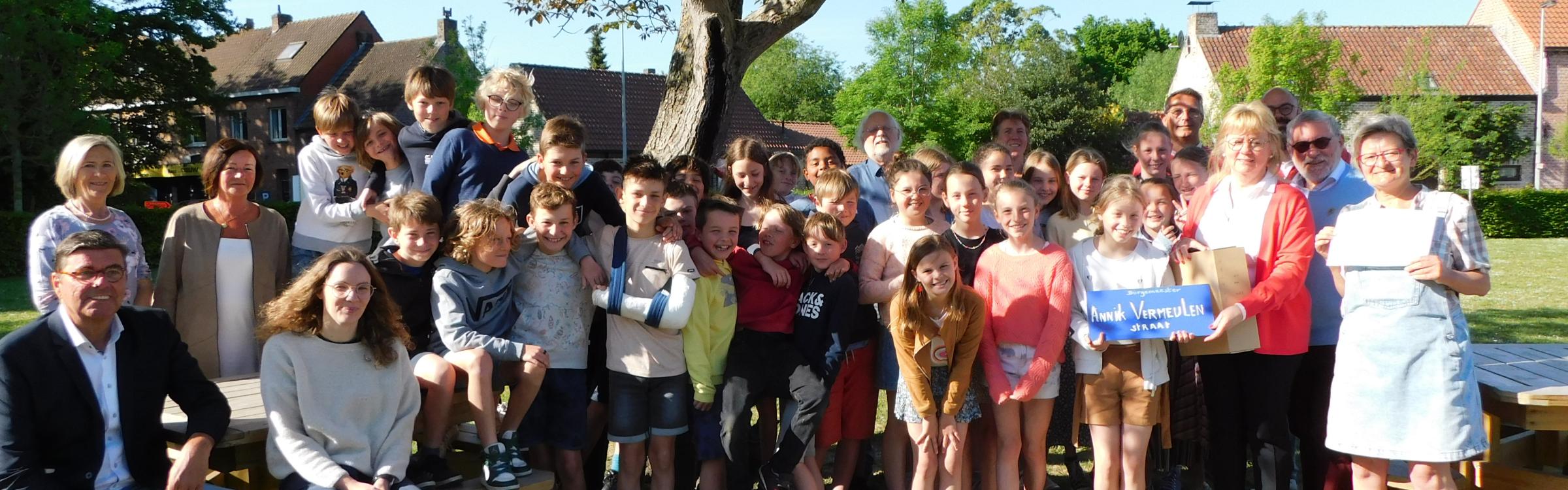 Leerlingen Sint-Martinusschool Loppem overhandigen erfgoedplan aan gemeentebestuur Zedelgem