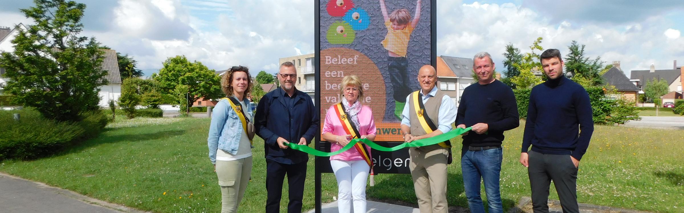 Het lokaal bestuur bij de opening van de digitale informatieborden in Zedelgem.