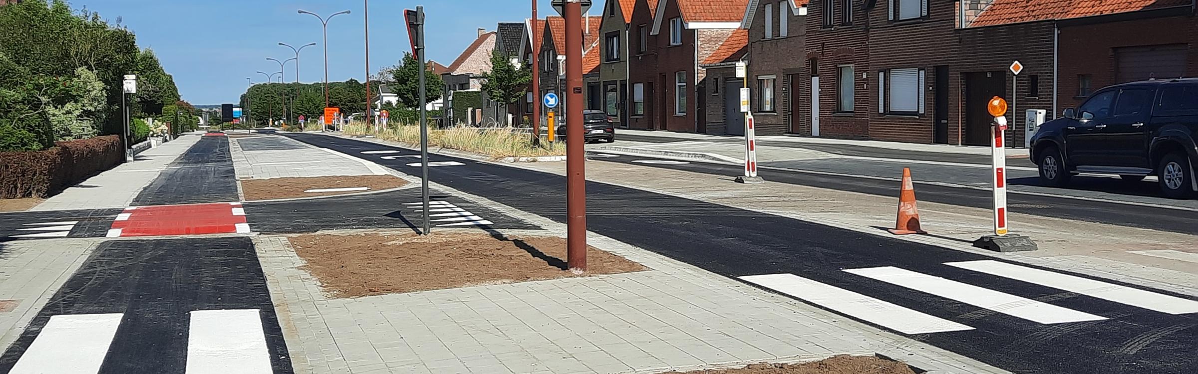 De vernieuwde Brugsestraat die terug open is voor het verkeer.