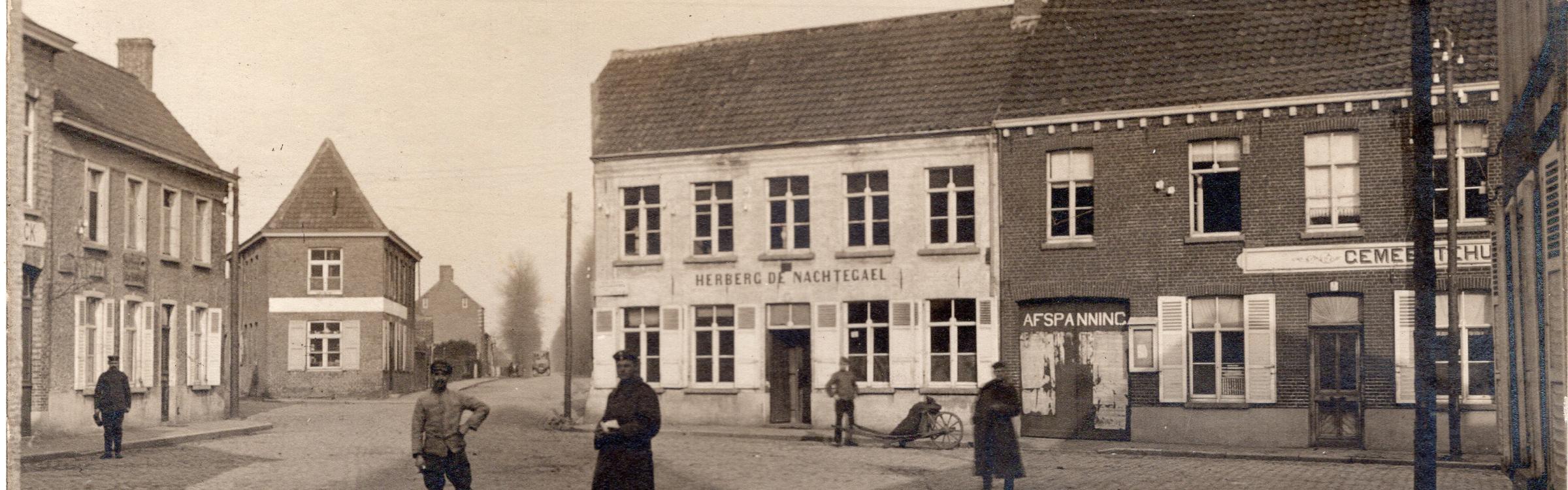 Een archieffoto van de Loppemse herbergen rond 1900-1914.