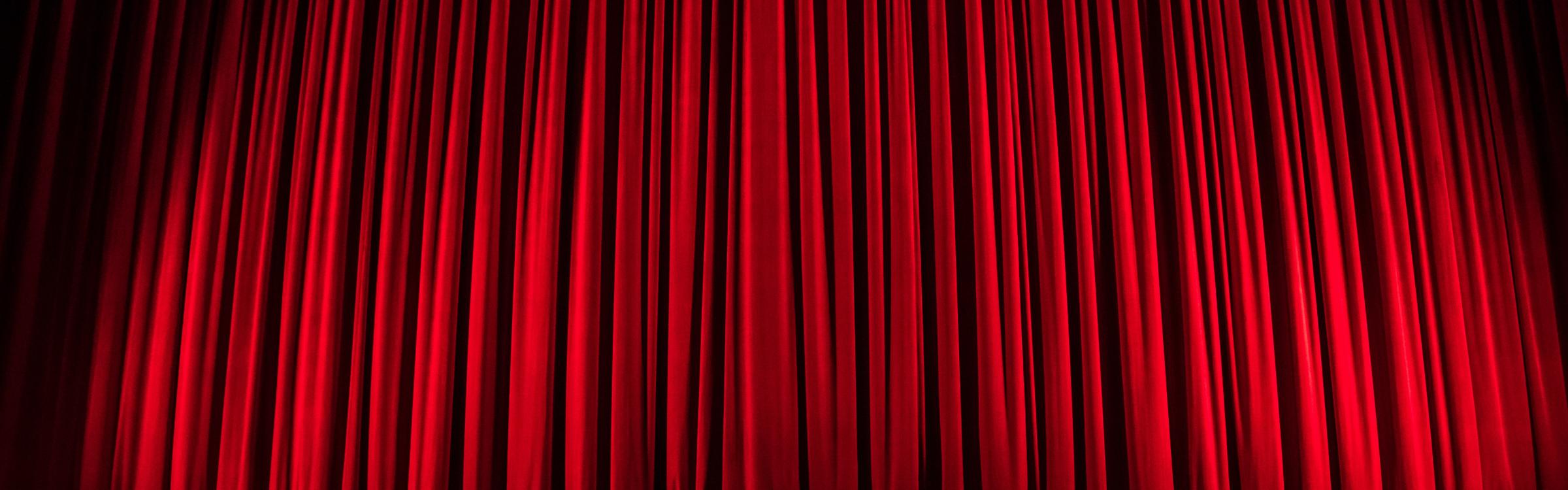 Een podium met een gesloten rood doek