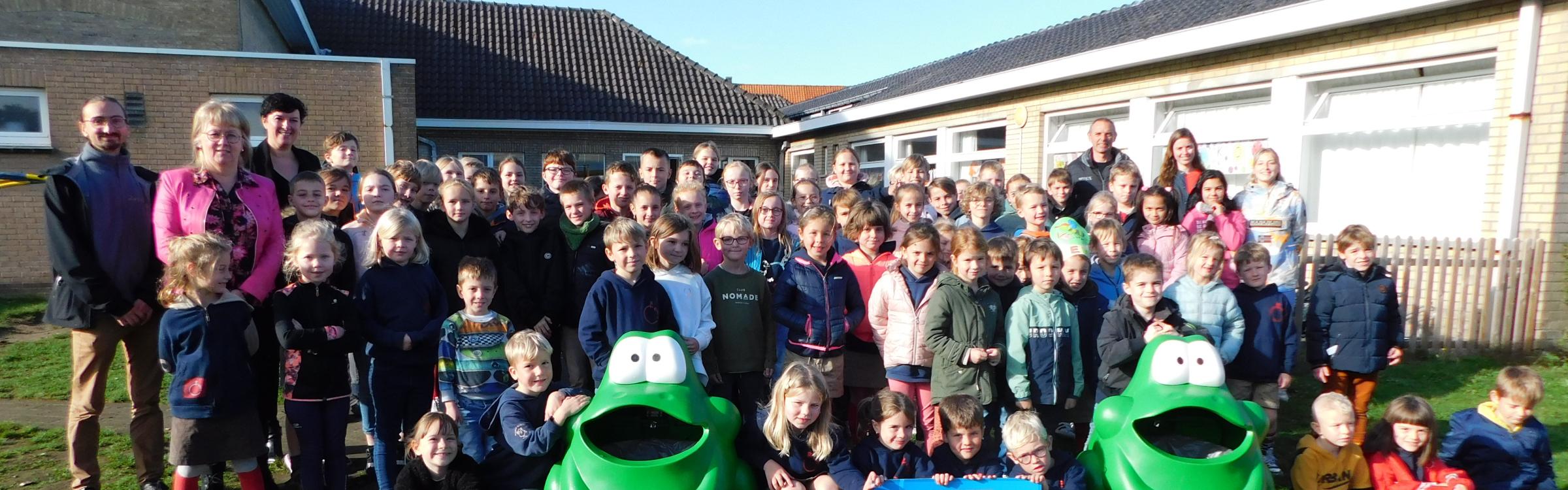 Het lokaal bestuur met leerlingen van basisschool De Fonkel.