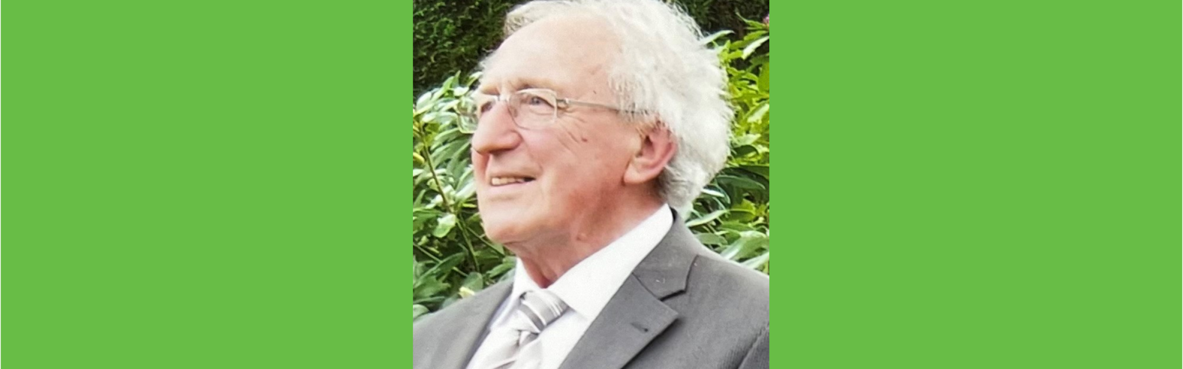 Albert Dhont in kostuum.