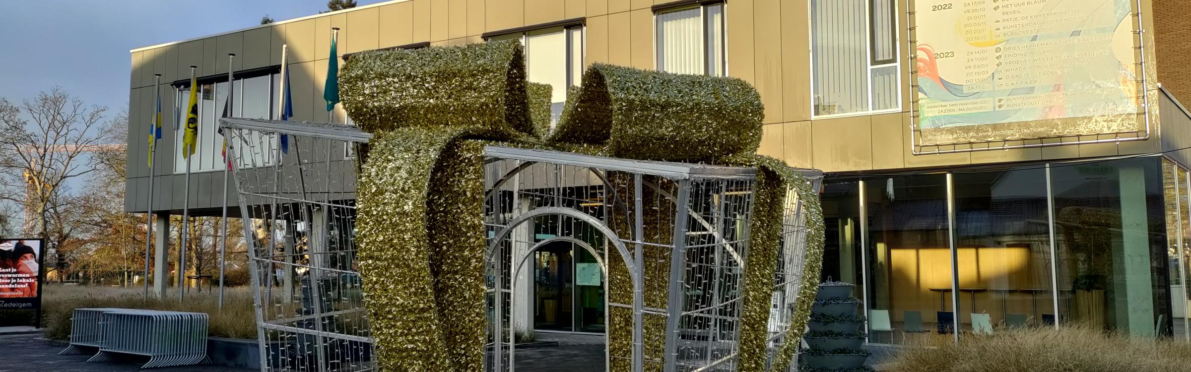 Een grote cadeau ter versiering voor het gemeentehuis van Zedelgem.