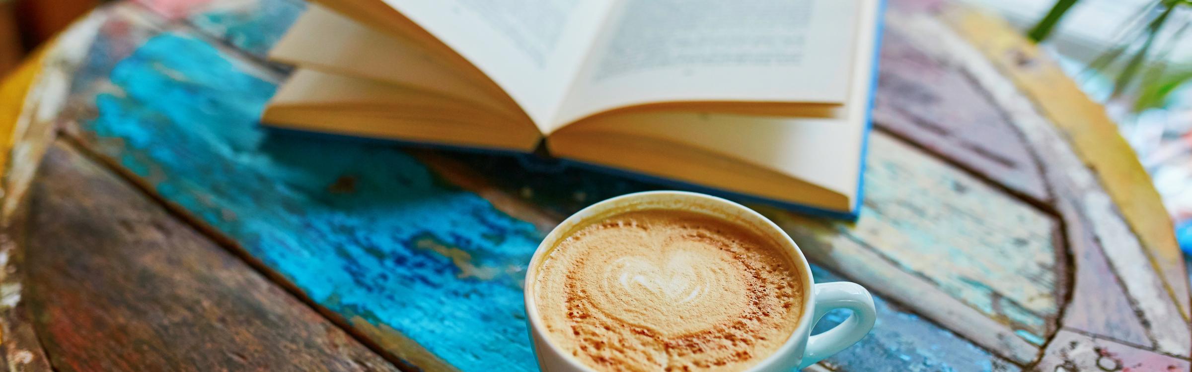 Leesboek en kop koffie.