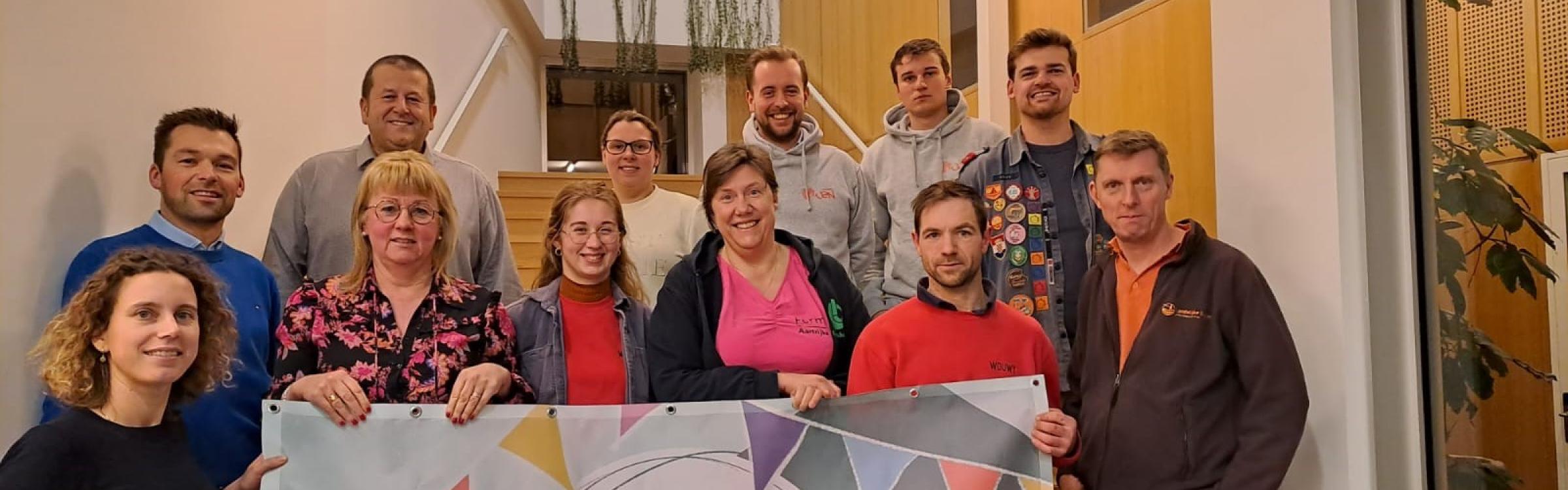 Lokaal bestuur met de deelnemende organisaties 'Feest op Aetrycke Berg'.