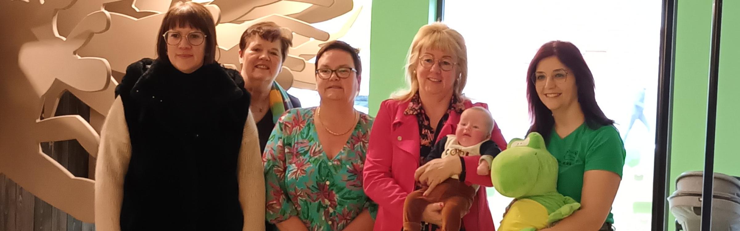 Lokaal bestuur en personeelsleden samen bij de opening van de nieuwe kinderopvang in Veldegem.