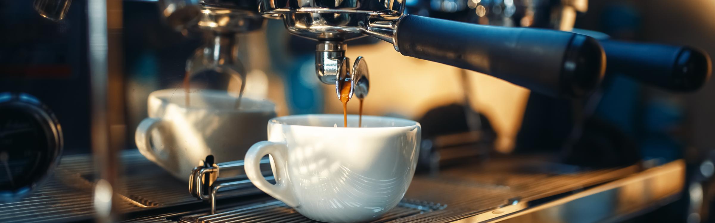 Koffie wordt gemaakt in een café.