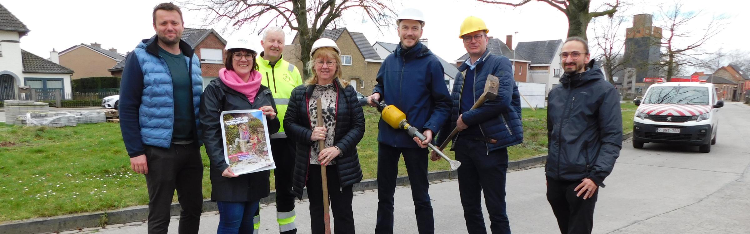 Lokaal bestuur bij de start van de campagne 'Tegelwippen'.