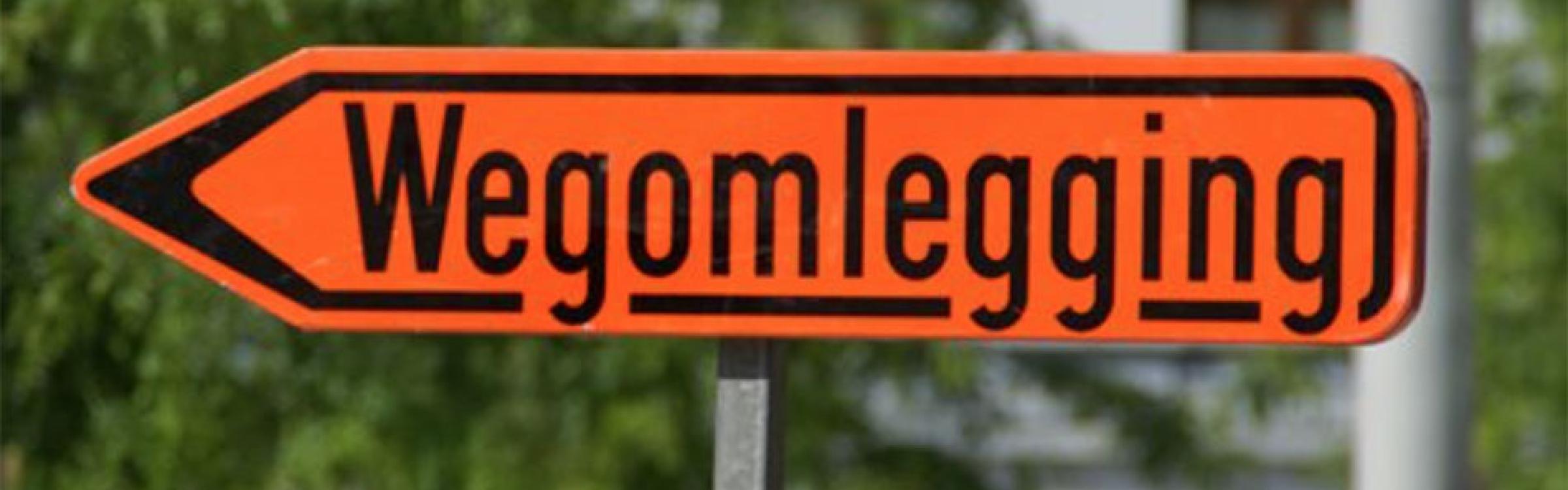 Verkeersbord die de wegomlegging aanduid.