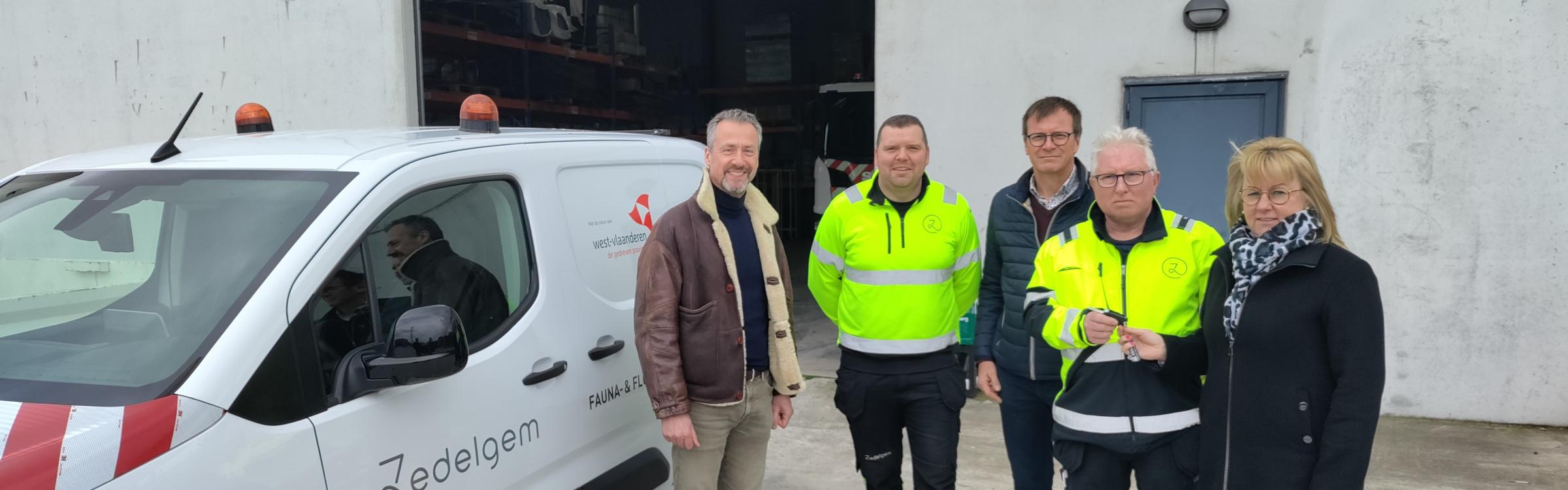 Lokaal bestuur samen met gemeentepersoneel bij het nieuwe voertuig tegen de rattenbestrijding.