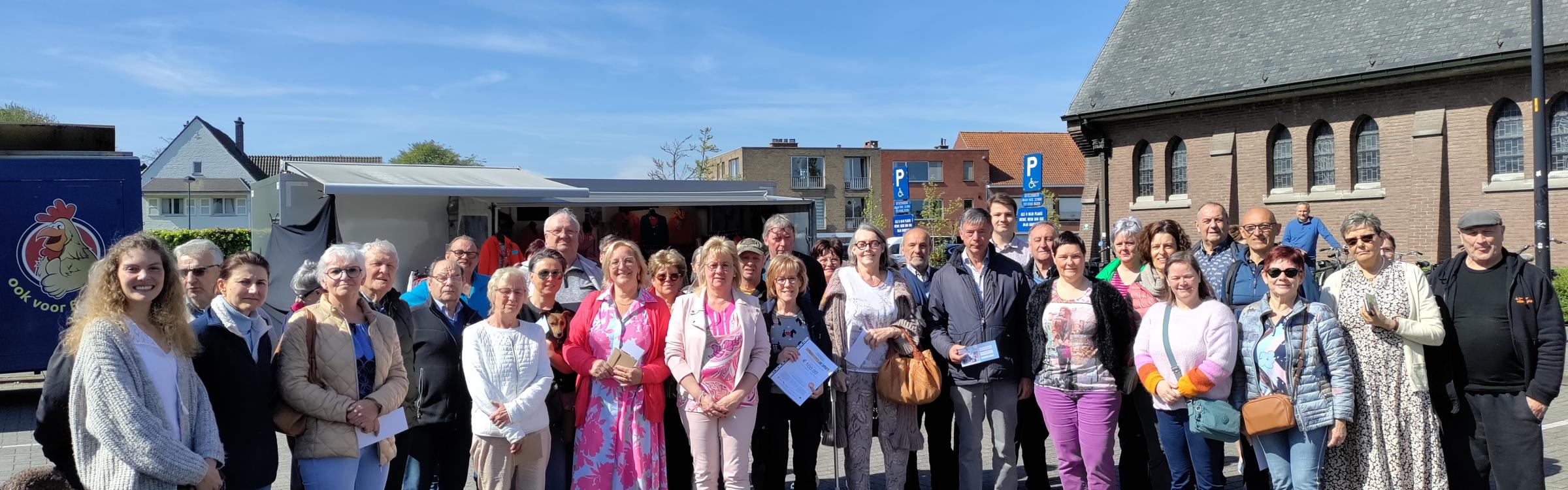 Lokaal bestuur met de marktkramers voor de prijsuitreiking van de markt van de maand.