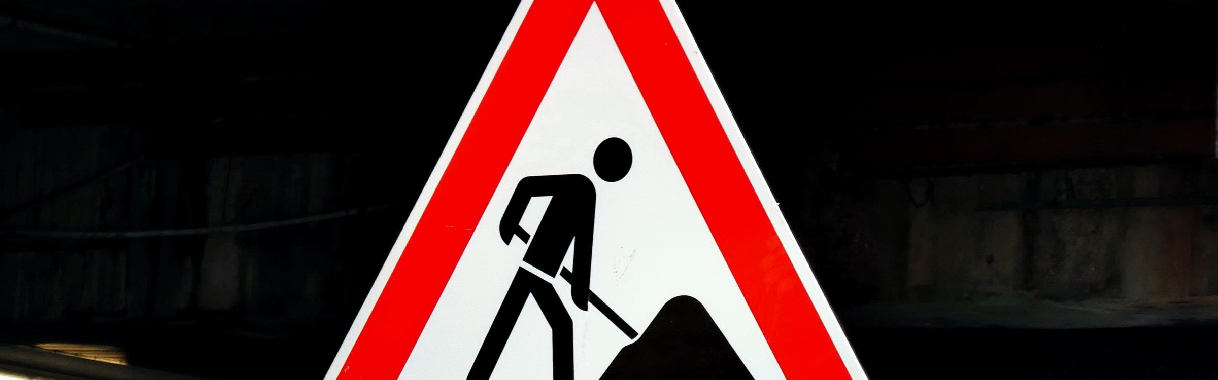 Verkeersbord dat de wegenwerken aankondigt in de Groene straat. 