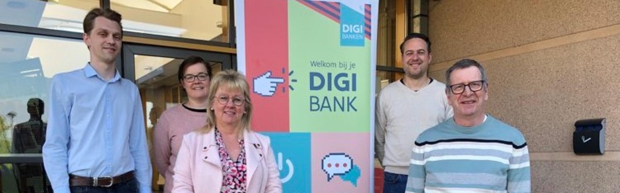 Lokaal bestuur bij de opening van het eerste digipunt.