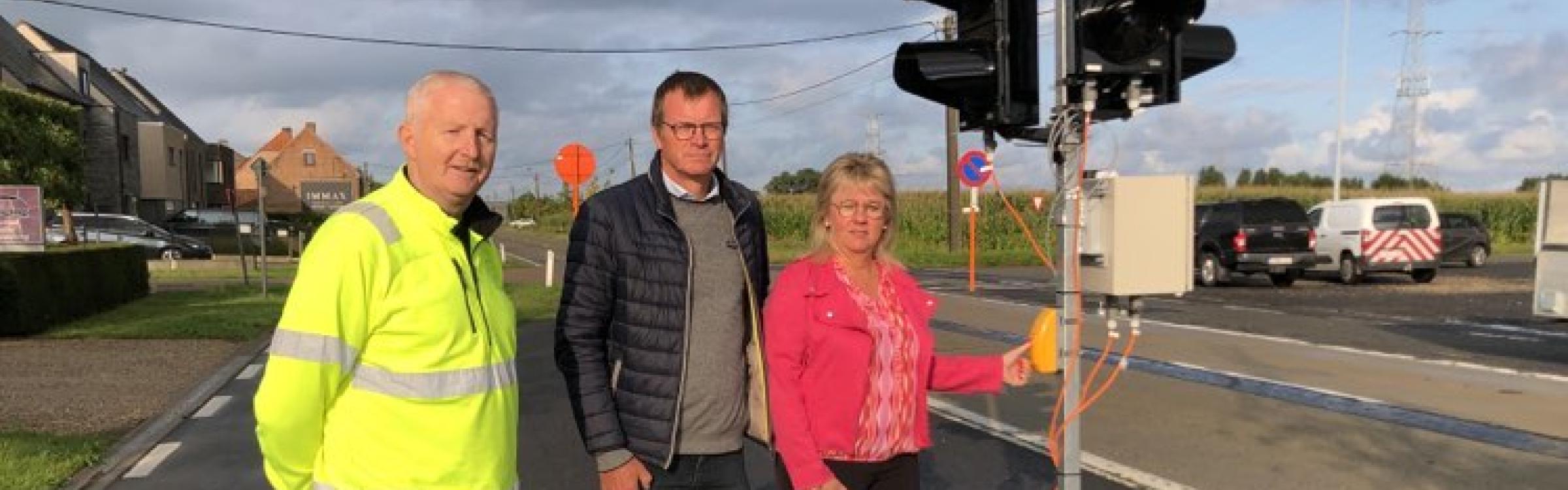 Lokaal bestuur bij de tijdelijke verkeerslichten  langs Brugsestraat ter hoogte van Marsbiebuikstraat 