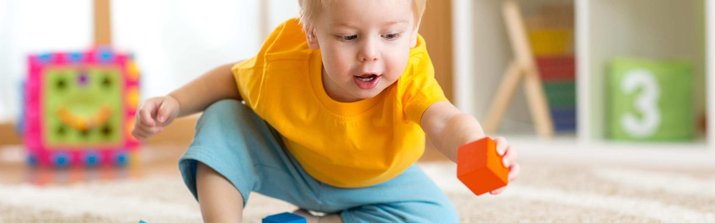 Kindje aan het spelen in de kinderopvang.