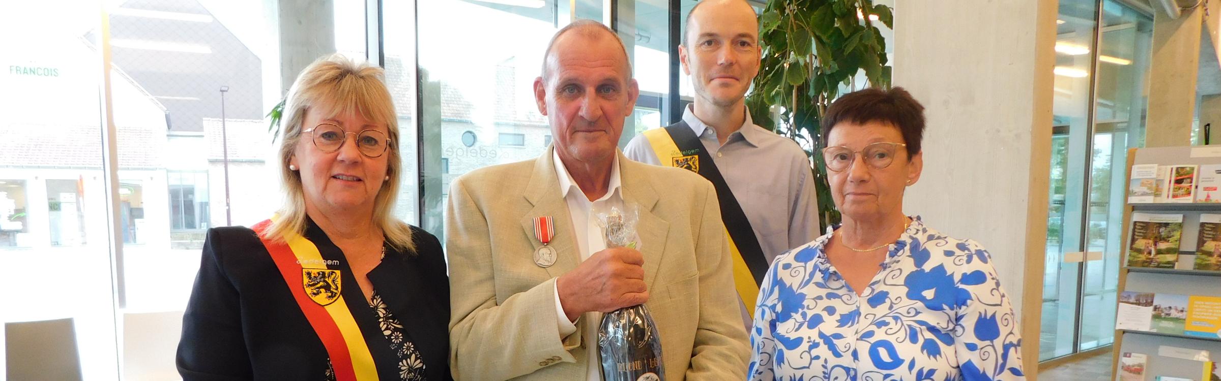 Zedelgemnaar Glenn Verbrugghe krijgt Burgerlijk Ereteken en diploma voor heldhaftigheid uitgereikt door het lokale bestuur.