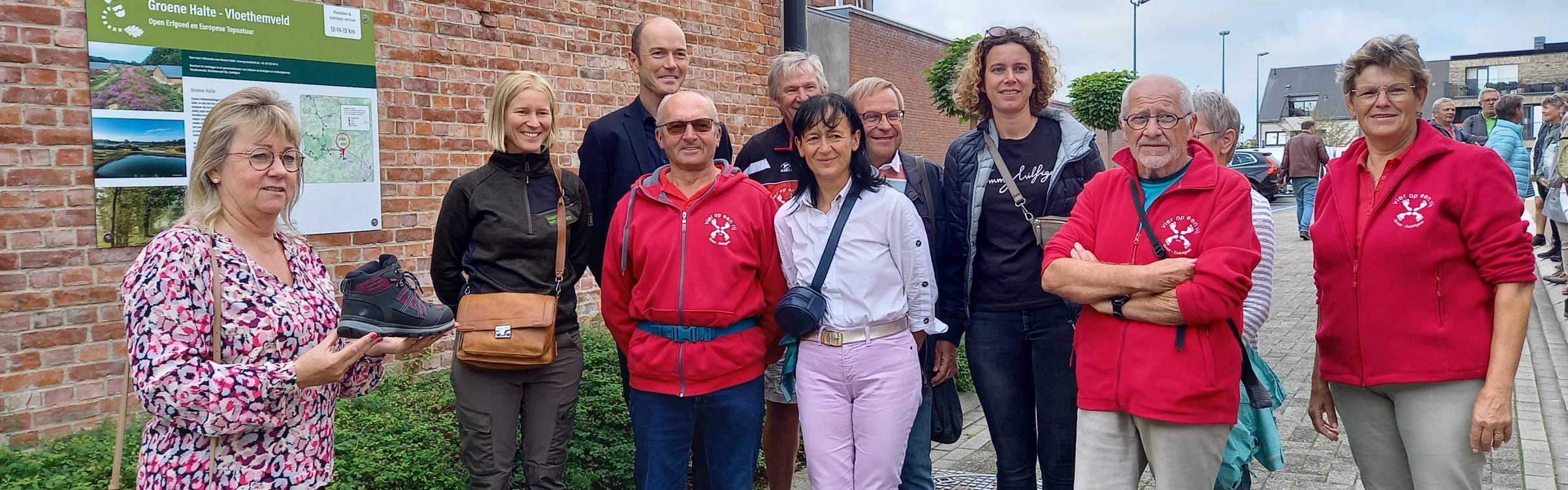Lokaal bestuur en wandelclub vier op een rij verkennen Haltewandeling.