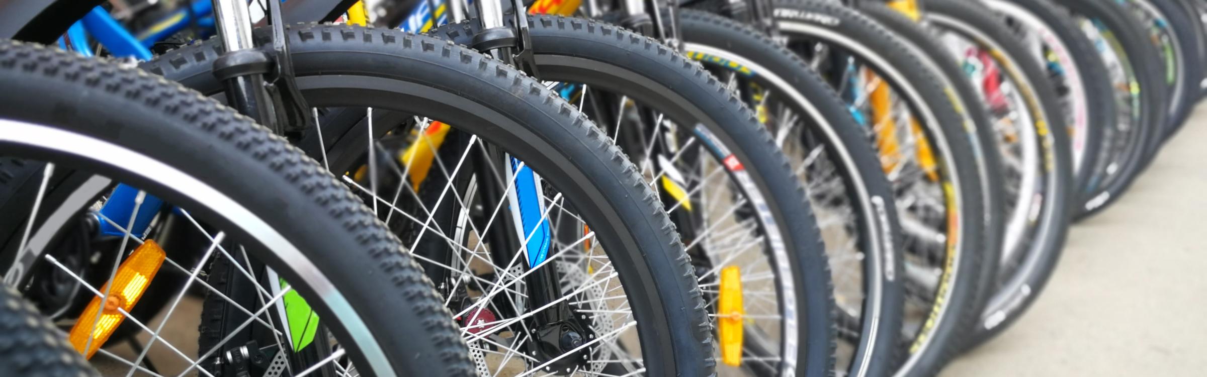 Fietsen staan in een rij.