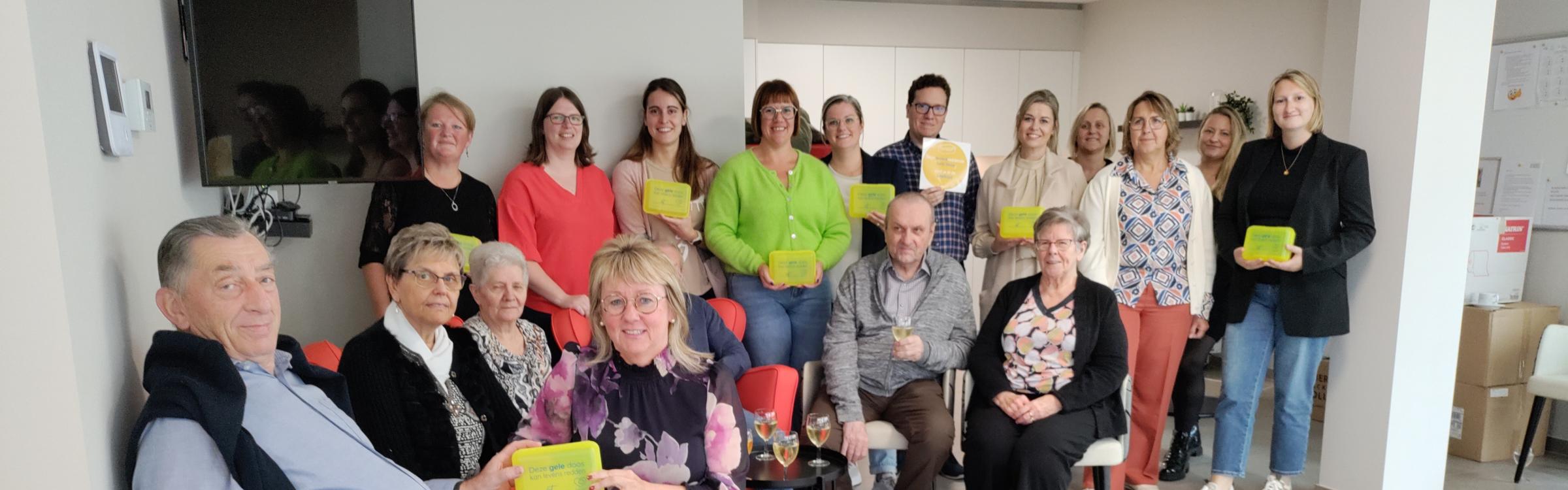 Bewoners en lokaal bestuur tonen de gele doos in assistentiewoningen, service- en zorgflats