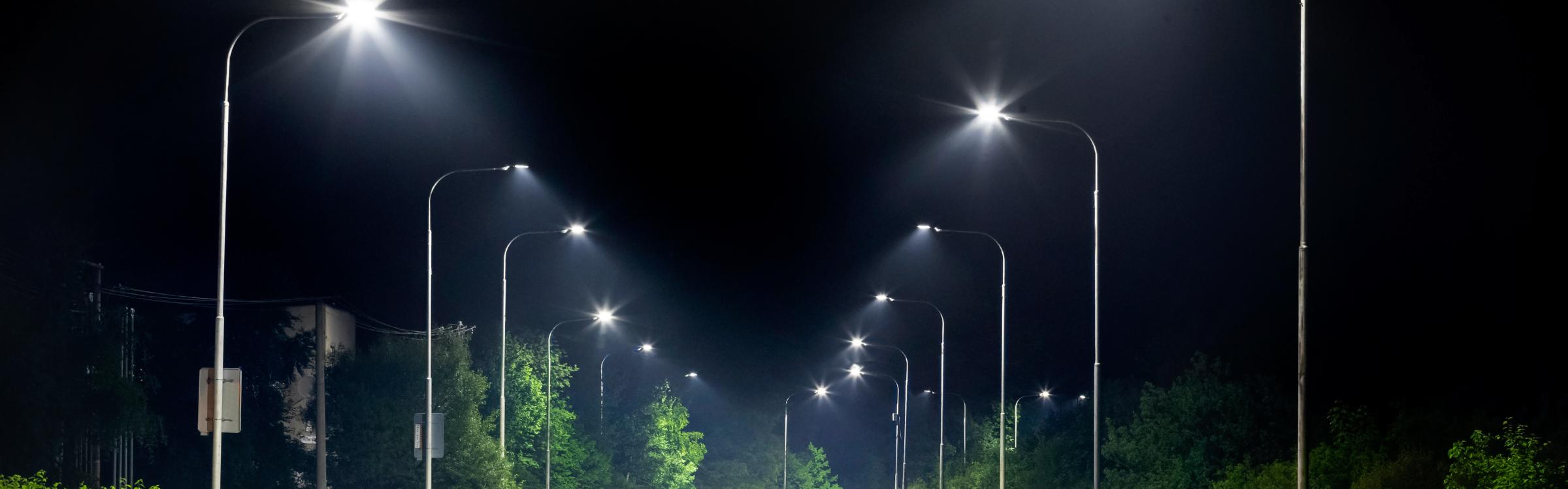 Straatverlichting dat in de nacht aanblijft.