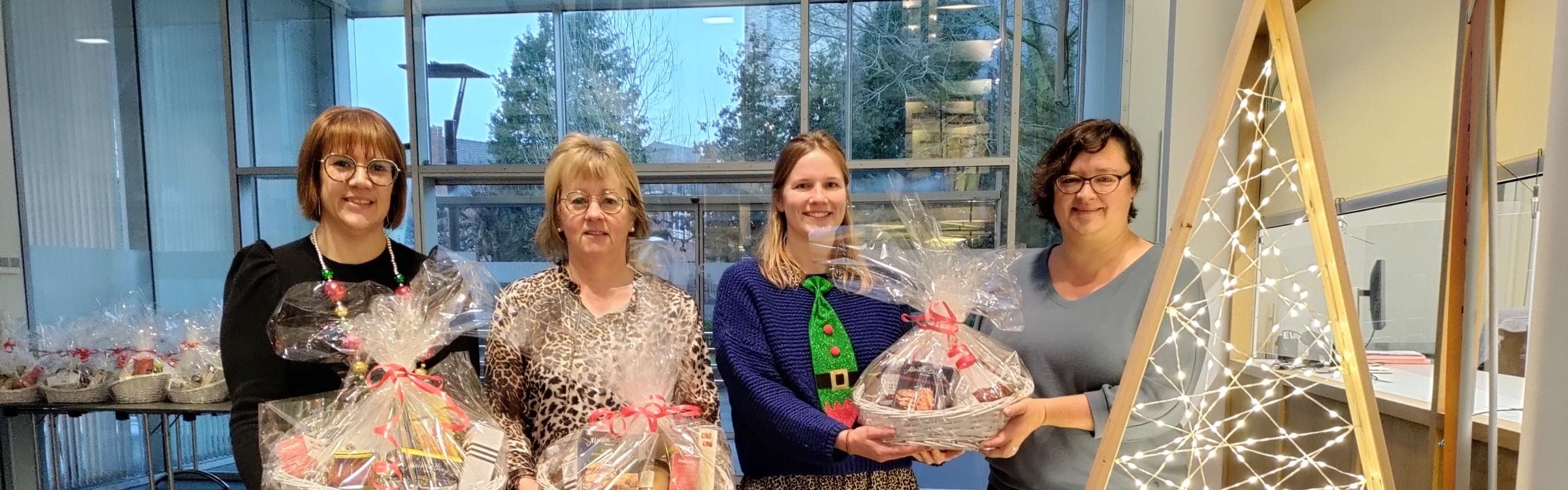 Lions Club Oostkamp overhandigt de kerstpakketten.