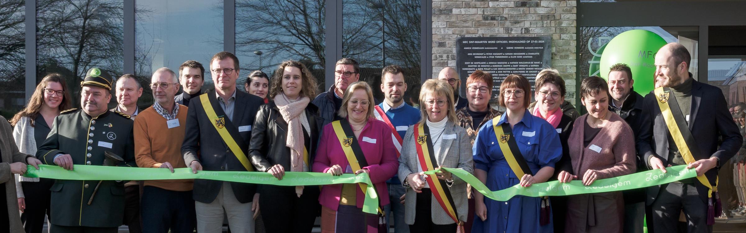 Lokaal bestuur Zedelgem knipt het lint door voor de officiële opening van MFC Sint-Maarten.