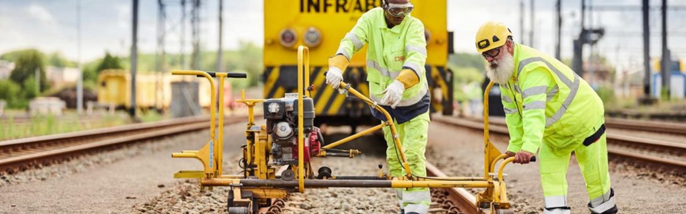 Werknemers sluiten het spoor tijdelijk af.