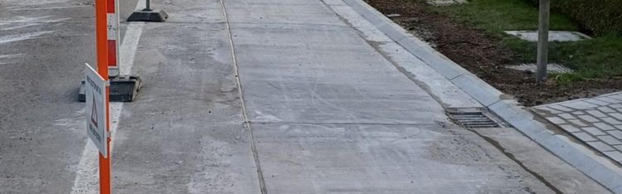 Nieuwe straatbeton in de Dr. Adriaensstraat afgewerkt.