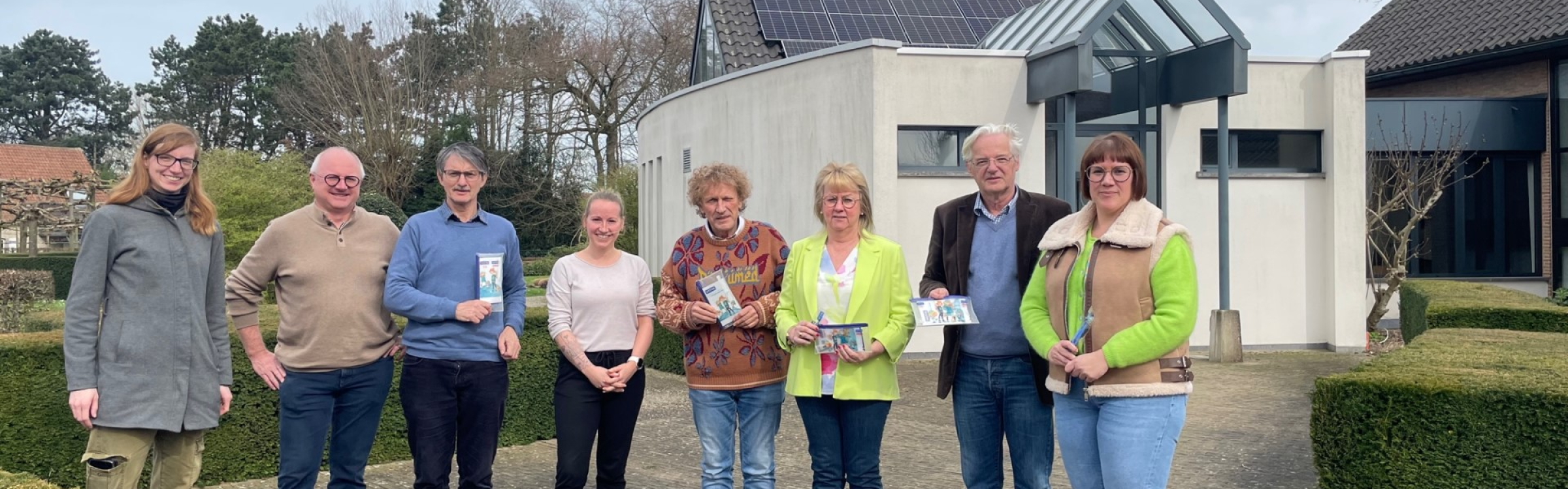 Foto mensen die de mondzorgactie voorstellen.