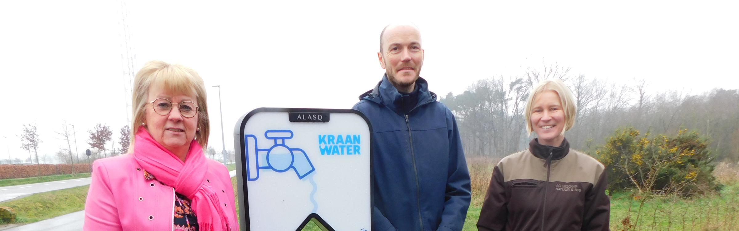 Burgemeester Annick Vermeulen, schepen van Vloethemveld Stijn Timmerman en Hannah Van Nieuwenhuyse van het Agentschap Natuur en Bos.