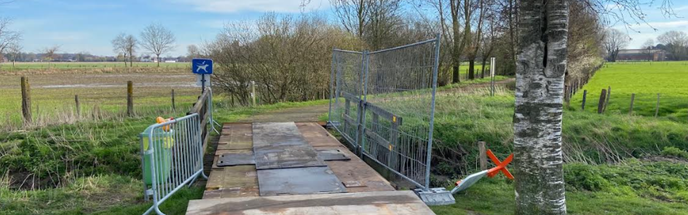 Tijdelijke brug langs wandel- en fietsdoorsteek achter domein Groene Meersen.