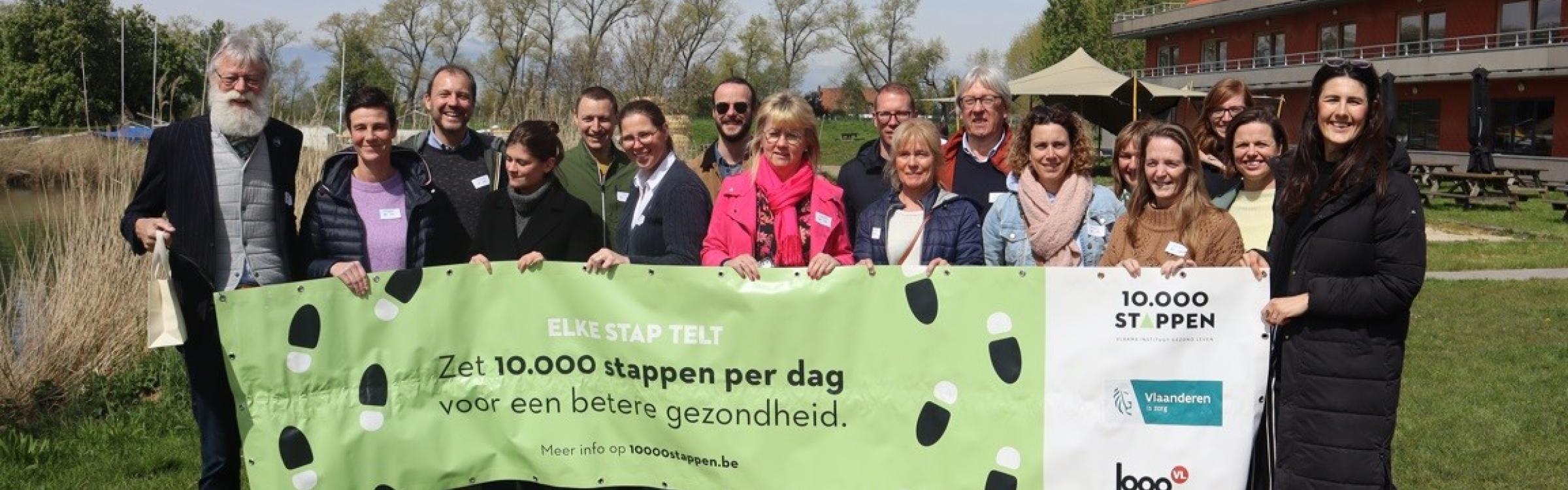 Groepsfoto aftrap 10.000 stappenclash
