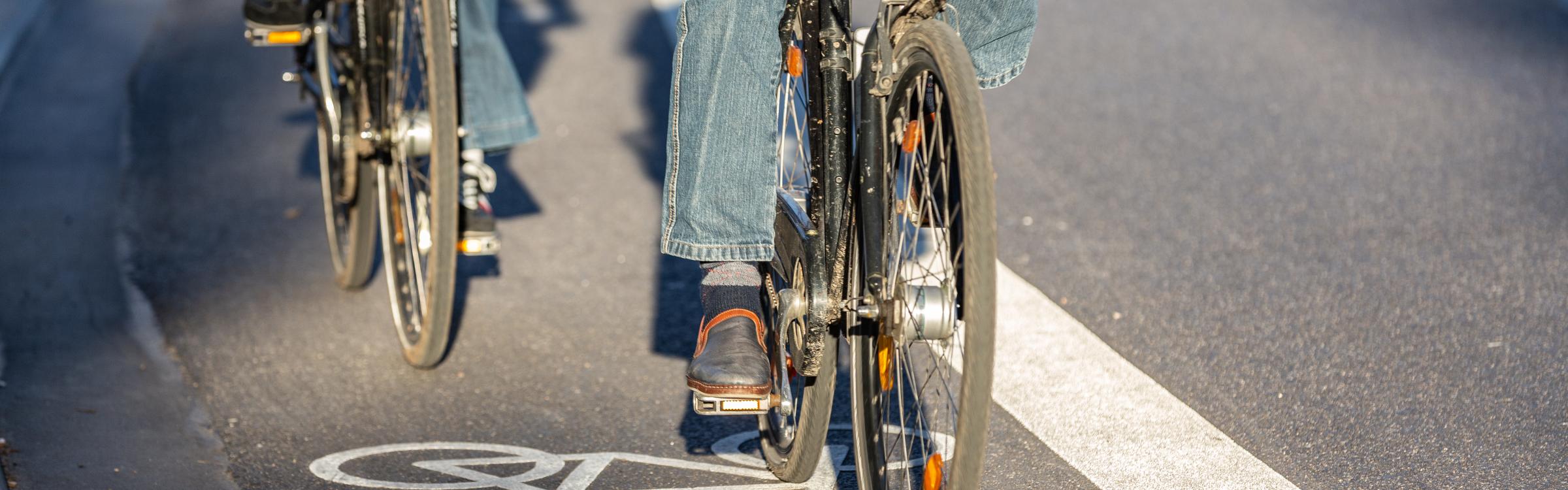 2 fietsers rijden op een fietspad