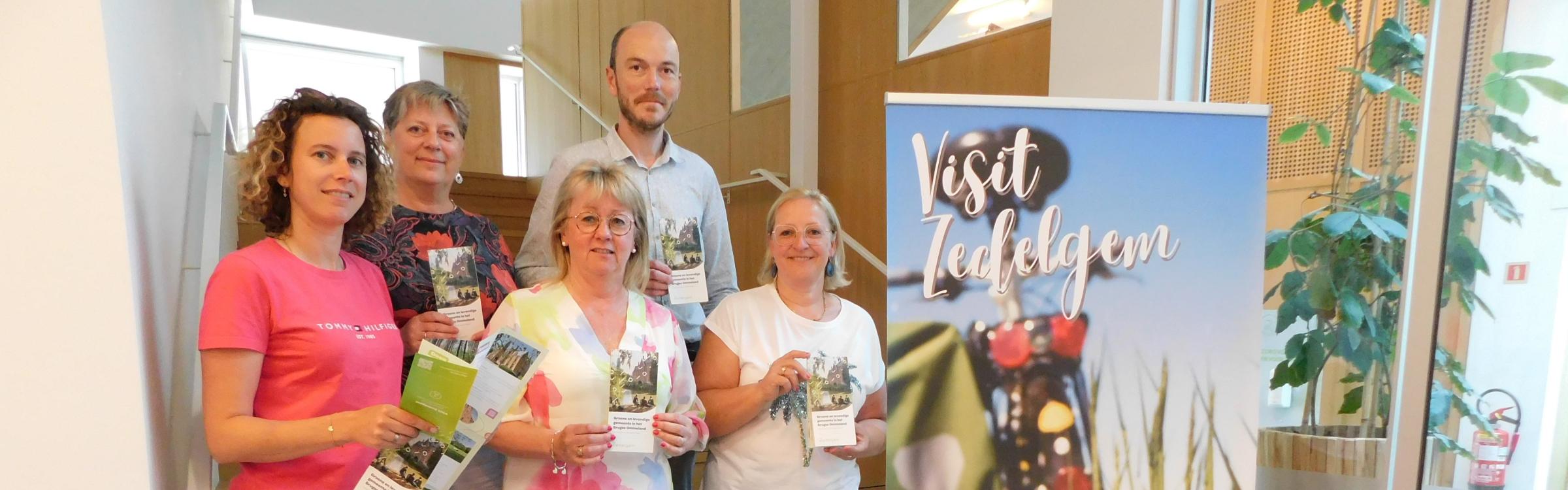 Groepsfoto: Burgemeester Annick Vermeulen, schepenen Charlotte Vermeulen, Stijn Timmerman, Ann Devriendt en deskundige toerisme bij de gemeente Zedelgem Françoise Lantsoght.