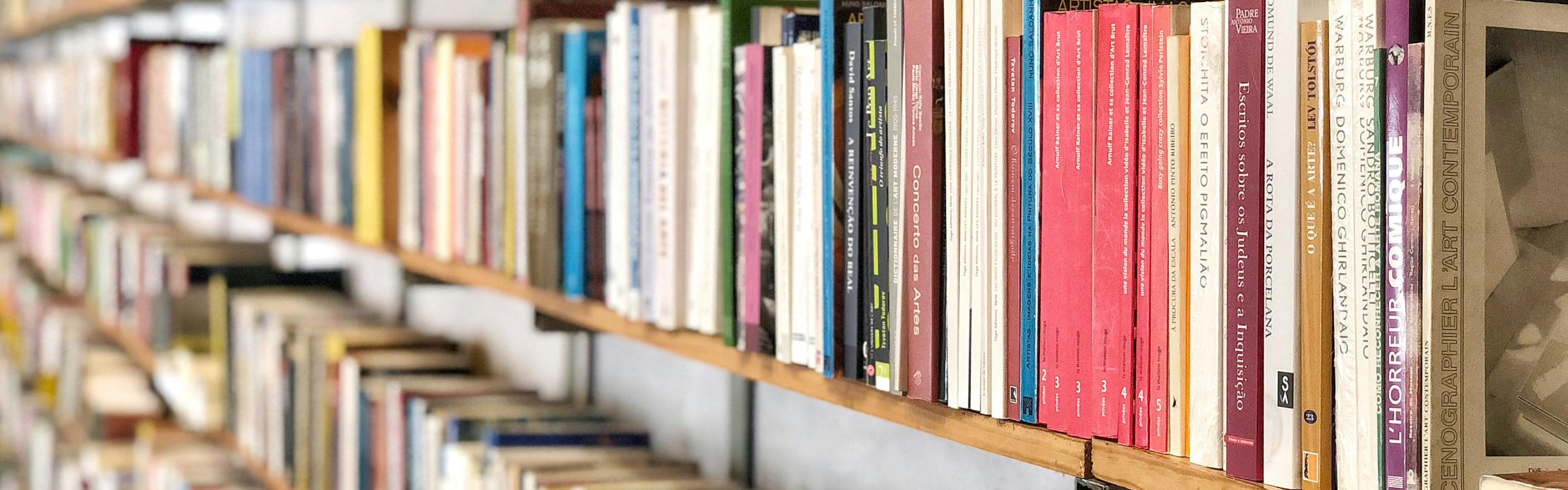 Boekenrek in bibliotheek