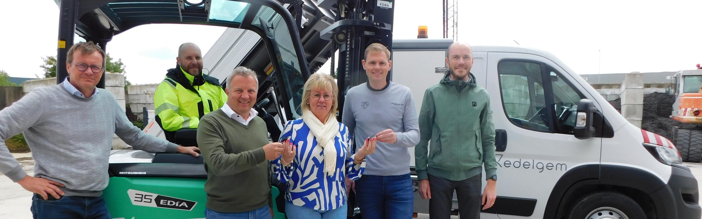 Groepsfoto sleuteloverhandiging met schepen en burgemeester bij nieuwe elektrische heftruck
