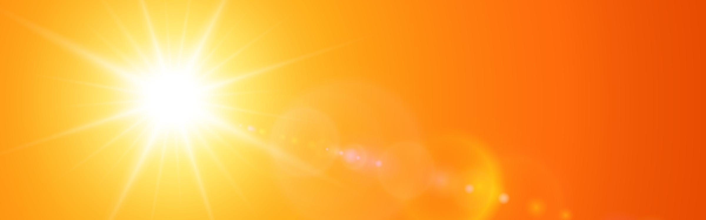 Een felle zon aan de hemel tijdens de hittedagen.