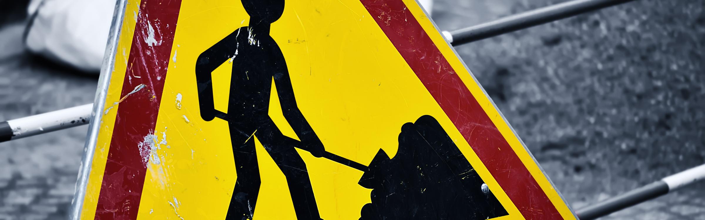 Signalisatiebord dat openbare werken aangeeft op de weg.