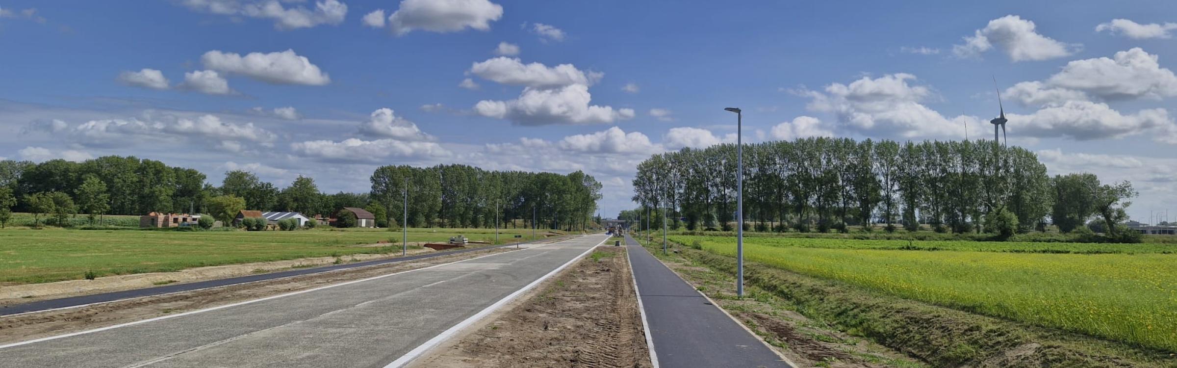 Foto van de vernieuwde rijweg en nieuw fietspad langs de Oostkampsebaan